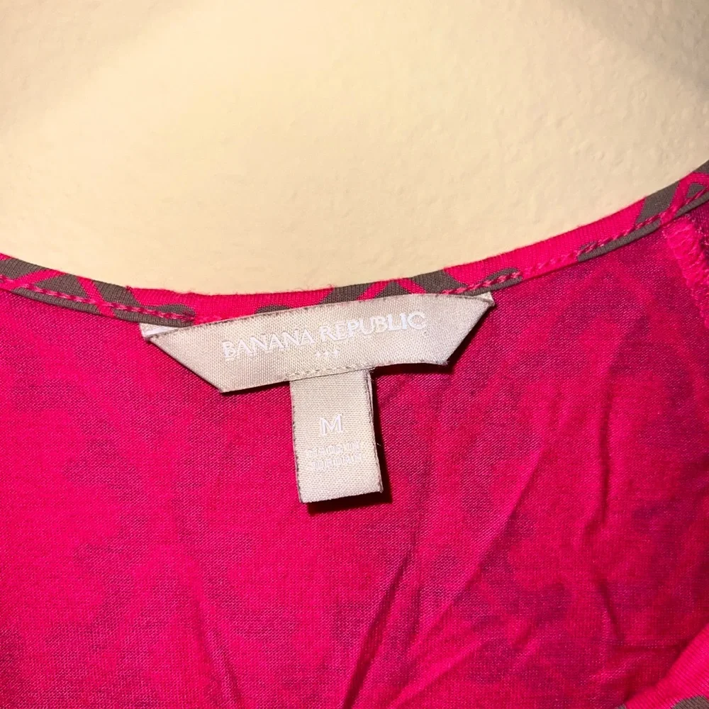 ✨Banana Republic | Pink Geometric Patterned Ruffle Top - Picture 3 of 3